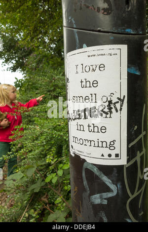 Sheffield, Royaume-Uni. 01 août, 2013. Une jeune fille apparaît au point d'une affiche qui protestent contre l'austérité financière plan utilise une parodie de la célèbre ligne du Lieutenant-colonel William "Bill" Kilgore du classique du film Apocalypse Now. © Jawad Qasrawi/Alamy Live News Banque D'Images