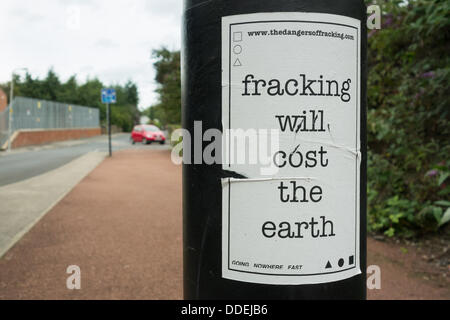 Sheffield, Royaume-Uni. 01 août, 2013. Une affiche qui protestent contre la fracturation hydraulique (Fracking), le processus controversé de l'extraction de pétrole et de gaz naturel sous pression par le pompage de l'eau et de produits chimiques toxiques dans le sol pour fracturer la roche. © Jawad Qasrawi/Alamy Live News Banque D'Images