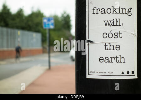 Sheffield, Royaume-Uni. 01 août, 2013. Une affiche qui protestent contre la fracturation hydraulique (Fracking), le processus controversé de l'extraction de pétrole et de gaz naturel sous pression par le pompage de l'eau et de produits chimiques toxiques dans le sol pour fracturer la roche. © Jawad Qasrawi/Alamy Live News Banque D'Images