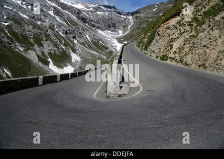 Route de la Serpentine dans les Alpes italiennes mène au col du Stelvio Banque D'Images