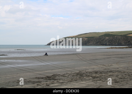 Le dirigeant d'une personne assise sur Newport Sands Beach, Pembrokeshire, Pays de Galles, Grande-Bretagne, Royaume-Uni, UK, Europe Banque D'Images
