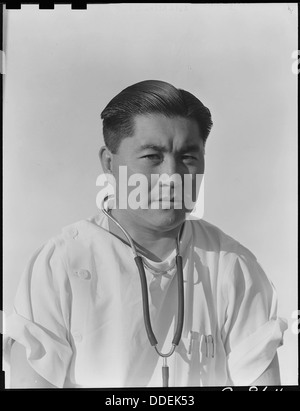 Manzanar Manzanar, Centre de réinstallation, en Californie. Docteur James Goto, directeur médical d'un japonais . . . 538151 Banque D'Images