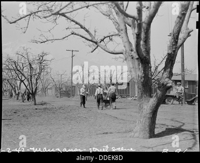 Manzanar Manzanar, Centre de réinstallation, en Californie. Les nouveaux arrivants à s'installer dans une guerre, Manzanar Relocation Au . . . 536840 Banque D'Images