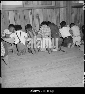 Manzanar Manzanar, Centre de réinstallation, en Californie. Les étudiants de troisième année à travailler sur leur moyenne arithmétique . . . 537958 Banque D'Images