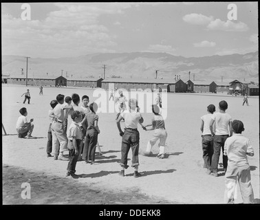 Manzanar Manzanar, Centre de réinstallation, en Californie. L'une des 80 équipes de baseball qui ont été formulaire . . . 538060 Banque D'Images