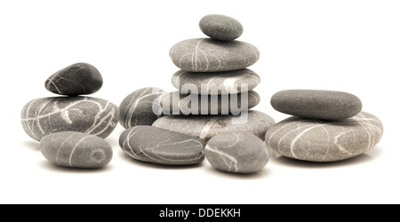 Balancing pebbles isolé sur fond blanc Banque D'Images