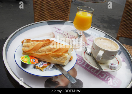 Petit-déjeuner typiquement français Banque D'Images