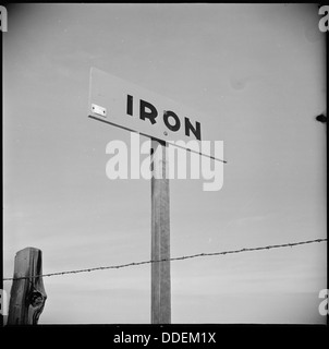 Près de Loomis, en Californie. Slap le Jap avec Ferraille Burma Shave signe sur l'autoroute. La populati . . . 536528 Banque D'Images