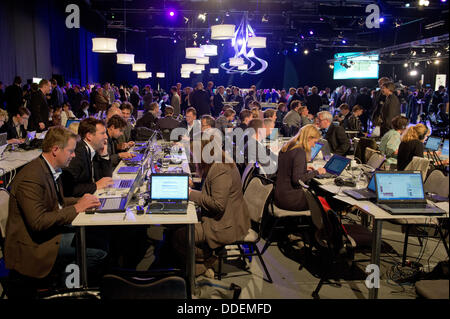 Berlin-Adlershof, Allemagne. 01 août, 2013. De nombreux journalistes rapport sur le seul plat débat électoral entre la chancelière allemande, Angela Merkel, et le premier candidat du Parti Social-démocrate Peer Steinbrueck au studio de télévision à Berlin-Adlershof, Allemagne, 01 septembre 2013. Photo : MAURIZIO GAMBARINI/dpa/Alamy Live News Banque D'Images