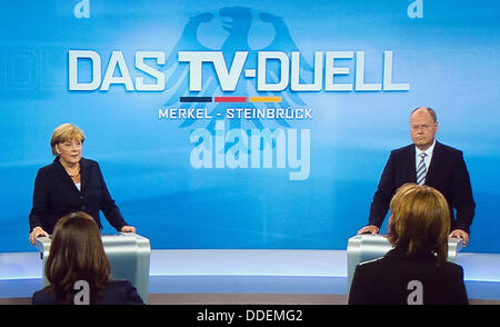 Berlin-Adlershof, Allemagne. 01 août, 2013. (SCREENSHOT) Vous regardez le seul plat débat électoral entre la chancelière allemande, Angela Merkel (CDU) et le parti social-démocrate le premier candidat Peer Steinbrueck au studio de télévision à Berlin-Adlershof, Allemagne, 01 septembre 2013. Photo : MAURIZIO GAMBARINI/dpa/Alamy Live News Banque D'Images