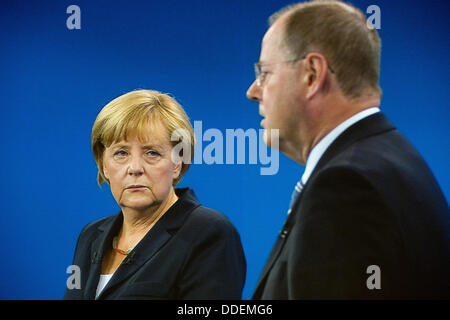 Berlin-Adlershof, Allemagne. 01 août, 2013. (SCREENSHOT) Vous regardez le seul plat débat électoral entre la chancelière allemande, Angela Merkel (CDU) et le parti social-démocrate le premier candidat Peer Steinbrueck au studio de télévision à Berlin-Adlershof, Allemagne, 01 septembre 2013. Photo : MAURIZIO GAMBARINI/dpa/Alamy Live News Banque D'Images