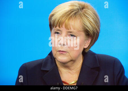 Berlin-Adlershof, Allemagne. 01 août, 2013. (SCREENSHOT) Vous regardez le seul plat débat électoral entre la chancelière allemande, Angela Merkel (CDU) et le parti social-démocrate le premier candidat Peer Steinbrueck au studio de télévision à Berlin-Adlershof, Allemagne, 01 septembre 2013. Photo : MAURIZIO GAMBARINI/dpa/Alamy Live News Banque D'Images