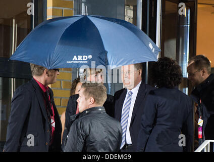 Berlin-Adlershof, Allemagne. 01 août, 2013. Le premier candidat du Parti social-démocrate Peer Steinbrueck quitte le studio de télévision après le plat débat électoral entre la chancelière allemande Angela Merkel et Steinbrück à Berlin-Adlershof, Allemagne, 01 septembre 2013. Photo : MAURIZIO GAMBARINI/dpa/Alamy Live News Banque D'Images