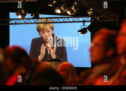 Berlin-Adlershof, Allemagne. 01 août, 2013. Invités montre le seul plat débat électoral entre la chancelière allemande, Angela Merkel (CDU) et le parti social-démocrate le premier candidat Peer Steinbrueck au studio de télévision à Berlin-Adlershof, Allemagne, 01 septembre 2013. Photo : HANNIBAL HANSCHKE/dpa/Alamy Live News Banque D'Images