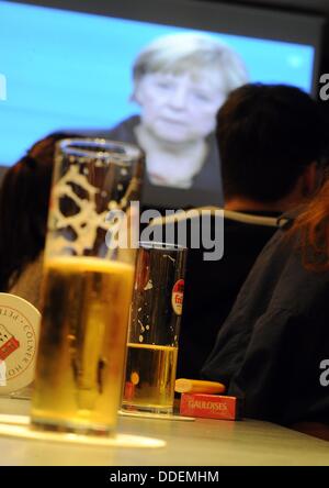 Cologne, Allemagne. 01 août, 2013. Vous pourrez regarder la télévision débat électoral entre la chancelière allemande, Angela Merkel (CDU) et le parti social-démocrate Peer Steinbrück meilleur candidat dans un restaurant à Cologne, Allemagne, 01 septembre 2013. Photo : HENNING KAISER/dpa/Alamy Live News Banque D'Images