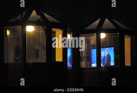 Cologne, Allemagne. 01 août, 2013. Le débat électoral TV entre la chancelière allemande, Angela Merkel (CDU) et le parti social-démocrate le premier candidat Peer Steinbrueck est illustré sur un plat dans un appartement à Cologne, Allemagne, 01 septembre 2013. Photo : HENNING KAISER/dpa/Alamy Live News Banque D'Images