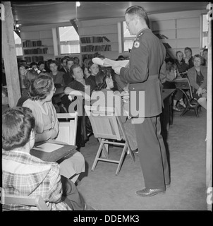 Manzanar Manzanar, Centre de réinstallation, en Californie. Le Lieutenant Eugène Bogard explique la méthode de r . . . 536720 Banque D'Images