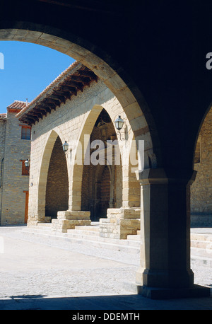 Place principale. Cantavieja, Teruel province, Aragon, Espagne. Banque D'Images