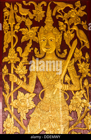 Porte en bois ornement de temple thaïlandais dans Ubosot Wat Buak Krok Luang Chiang Mai , Thaïlande Banque D'Images