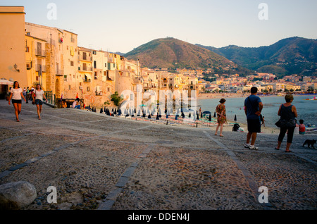 Les touristes profitant d'une soirée dans la vieille ville de Cefalù, Sicile Banque D'Images