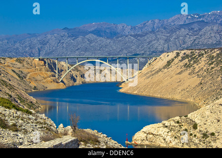 Pont de l'autoroute A1 en vertu de la montagne du Velebit, Dalmatie, Croatie, Maslenica Banque D'Images