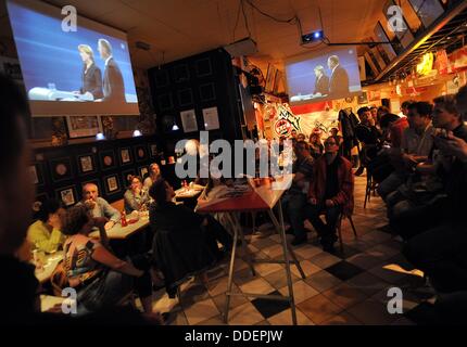 Cologne, Allemagne. 01 août, 2013. Vous pourrez regarder la télévision débat électoral entre la chancelière allemande, Angela Merkel (CDU) et le parti social-démocrate Peer Steinbrück meilleur candidat dans un restaurant à Cologne, Allemagne, 01 septembre 2013. Photo : HENNING KAISER/dpa/Alamy Live News Banque D'Images