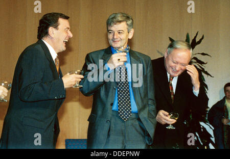 Le chancelier Gerhard Schröder, le ministre des affaires étrangères, Joschka Fischer, et le président du SPD et ministre désigné des Finances, Oskar Lafontaine (l-r) lever leurs verres sur la 20e d'octobre en 1998 après la signature du traité de coalition. Banque D'Images