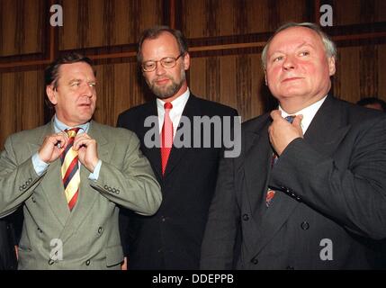 Candidat SPD à la chancellerie Rudolf Scharping (m) montres ministre président de la sarre Oskar Lafontaine (r) et ministre-président de Basse-Saxe Gerhard Schröder (l) le 14 octobre en 1994, deux jours avant les élections du Bundestag. Banque D'Images