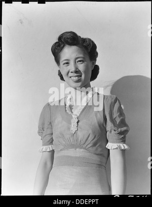 Manzanar Manzanar, Centre de réinstallation, en Californie. Mme Togo Tanaka, jeune mère américaine de naissance de J . . . 538001 Banque D'Images