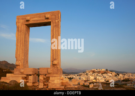 La Grèce, îles des Cyclades, Naxos, ville de Naxos (Hora), passerelle de Portara ou Apollon temple d'Apollon Banque D'Images