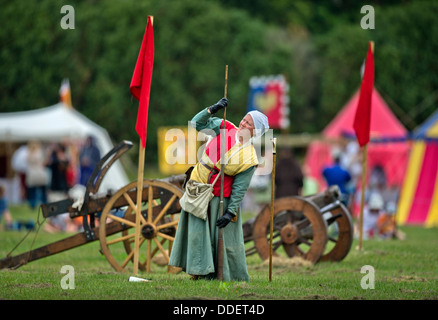 Le "Berkeley" reinactments escarmouche médiéval au château de Berkeley près de Gloucester où le 500e anniversaire de la bataille de Fl Banque D'Images