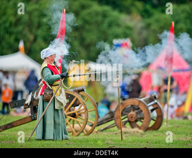 Le "Berkeley" reinactments escarmouche médiéval au château de Berkeley près de Gloucester où le 500e anniversaire de la bataille de Fl Banque D'Images