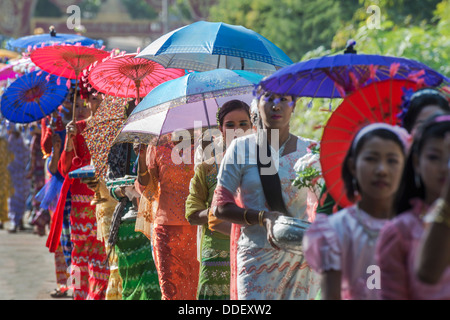 Les femmes dans un festival pour l'initiation de jeunes moines Mandalay Birmanie Banque D'Images