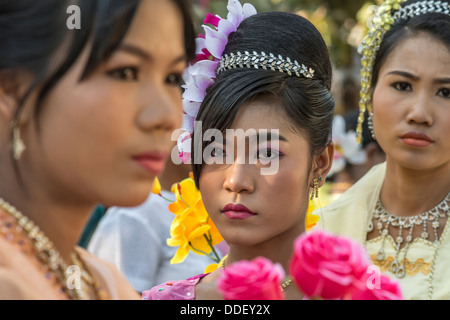Les femmes dans un festival pour l'initiation de jeunes moines Mandalay Birmanie Banque D'Images