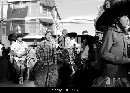 Communauté autochtone de principalement des hommes, la danse dans la ville plaza pendant les fêtes de l'Inti Raymi à Cotacachi (Équateur) Banque D'Images