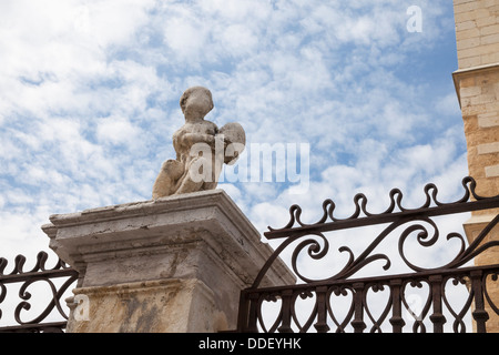 Sculpture d'un chérubin à la Cathédrale de León, León, Castille et León, Espagne. La sculpture est fortement érodée avec l'âge. Banque D'Images