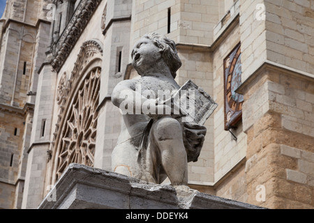 Sculpture d'un chérubin à la Cathédrale de León, León, Castille et León, Espagne. La sculpture est fortement érodée avec l'âge. Banque D'Images