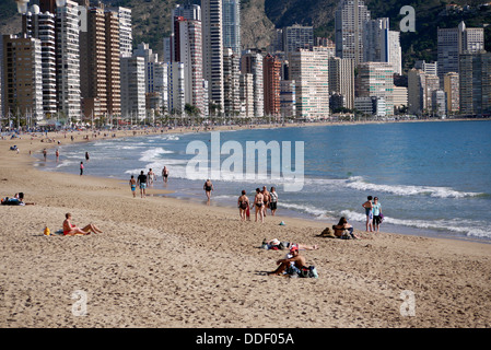 Soleil d'hiver de décembre à la plage de Levante à Benidorm, Costa Blanca, Espagne Banque D'Images