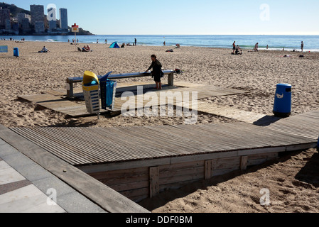 L'accès des personnes handicapées à la plage de Levante à Benidorm, Costa Blanca, Espagne Banque D'Images