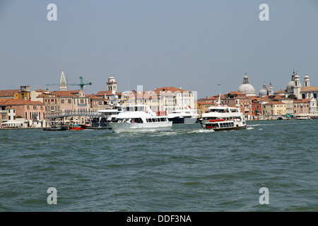 Des toits de Venise vu de la mer avec beaucoup de trafic de bateaux et ferries près du canal della Giudecca Banque D'Images