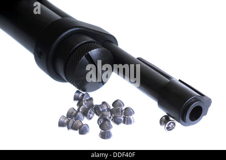 Plan Macro sur un fusil avec quelques granules isolated on white Banque D'Images