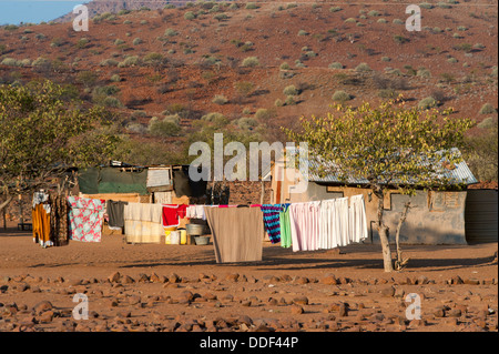 Ferme à suspendre pour sécher la lessive situé dans un paysage sec, région de Kunene, Namibie Banque D'Images