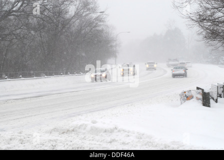 Les voitures qui circulent sur la rue dans une tempête de neige avec des projecteurs. (08 juin 2013, Mississauga, Ontario, Canada) Banque D'Images