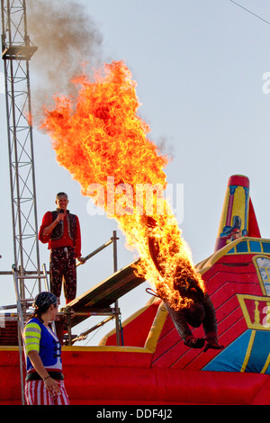 Un cascadeur en feu plonge dans l'eau pendant le 'bateau pirate' aire de jeux au 2011 Pennsylvania State Fair. New York, USA Banque D'Images