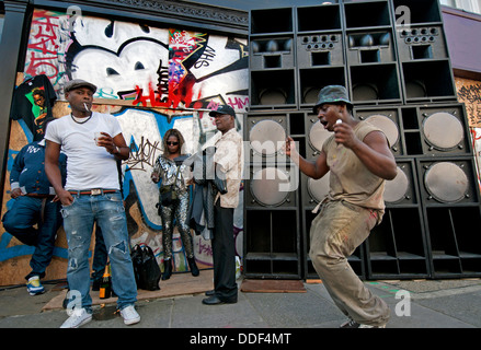 Rue Latérale avec de grands haut-parleurs du système audio à Notting Hill Carnival Banque D'Images