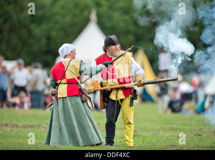 Le "Berkeley" reinactments escarmouche médiéval au château de Berkeley près de Gloucester où le 500e anniversaire de la bataille de Fl Banque D'Images