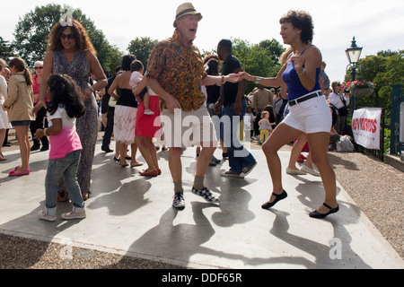 Un large éventail d'âges et origines ethniques sur le dancefloor comme danseurs de profiter d'un après-midi d'un festival de musique latine dans le sud de Londres. Banque D'Images