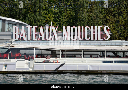 Pier les Bateaux Mouches sur la Seine à Paris Banque D'Images