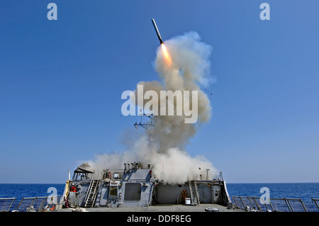 Un missile de croisière Tomahawk est lancé à partir de la classe Arleigh Burke destroyer lance-missiles USS Barry le 29 mars 2011, dans la mer Méditerranée. Banque D'Images