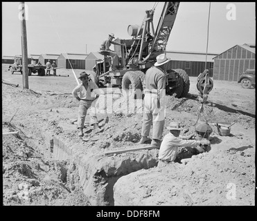 Poston, Arizona. Tom Nishimura watches ouvriers installer des bornes d'incendie au centre de ce déplacement . . . 536115 Banque D'Images